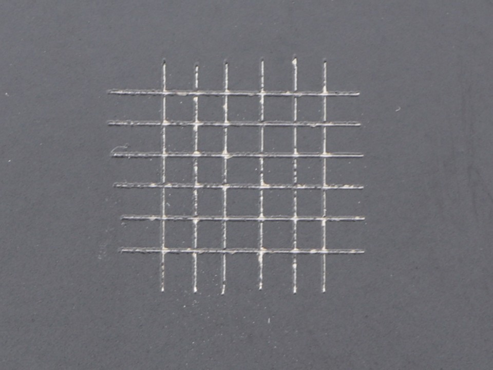 クロスカット試験手順１：塗膜に格子状の切込みを入れる