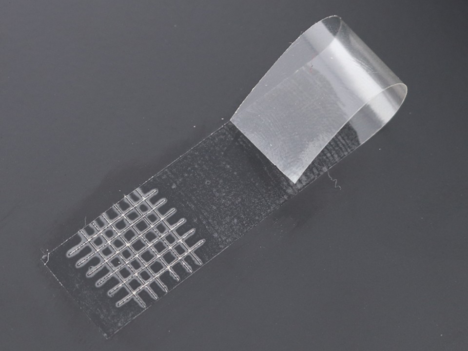 クロスカット試験手順２：切込みを入れた塗板に粘着テープを貼り付ける