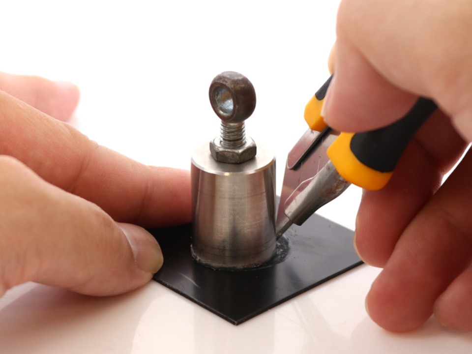 プルオフ法手順２：試験円筒に沿った塗膜への切り込み