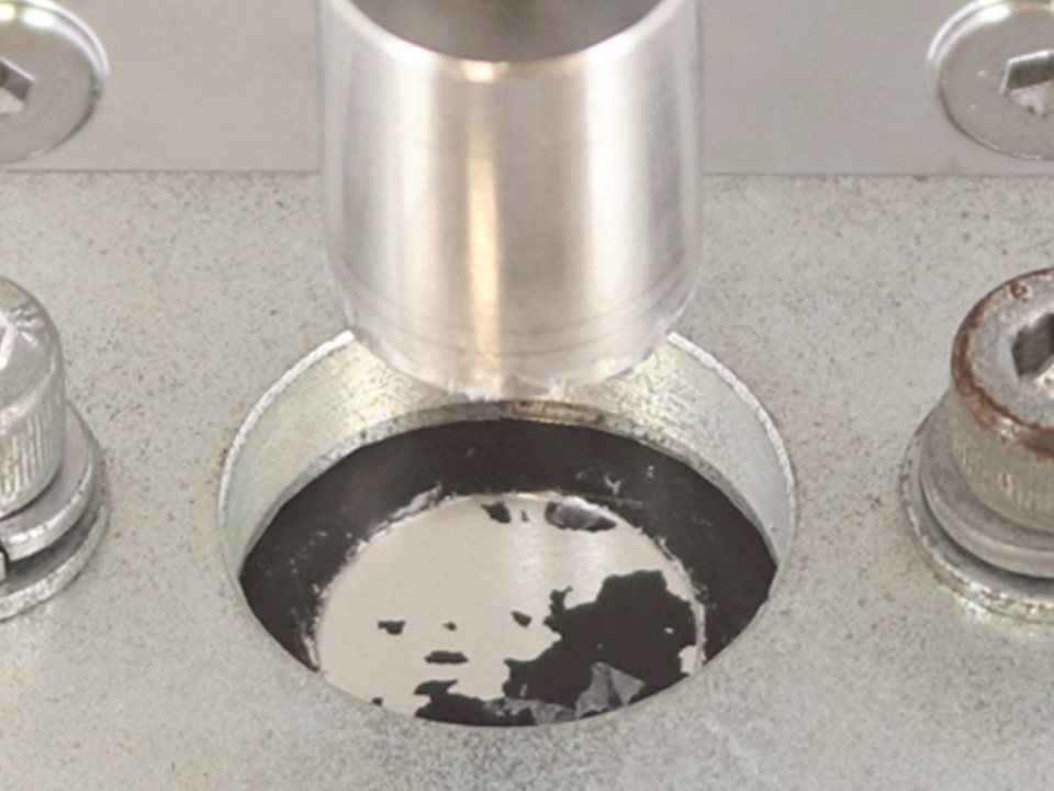 プルオフ法手順３：試験円筒を引っ張り上げて塗膜を破壊