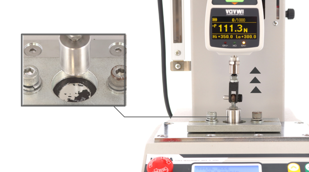 プルオフ法（塗膜引張試験）の全体イメージと引き剥がし後の塗板