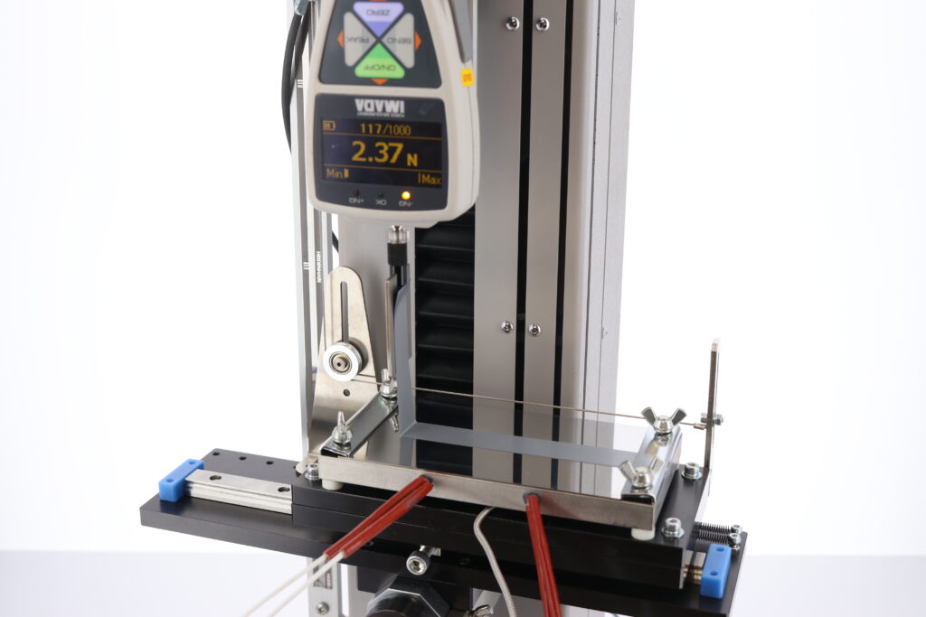 ヒーターテーブルを使用した粘着テープの剥離試験イメージ